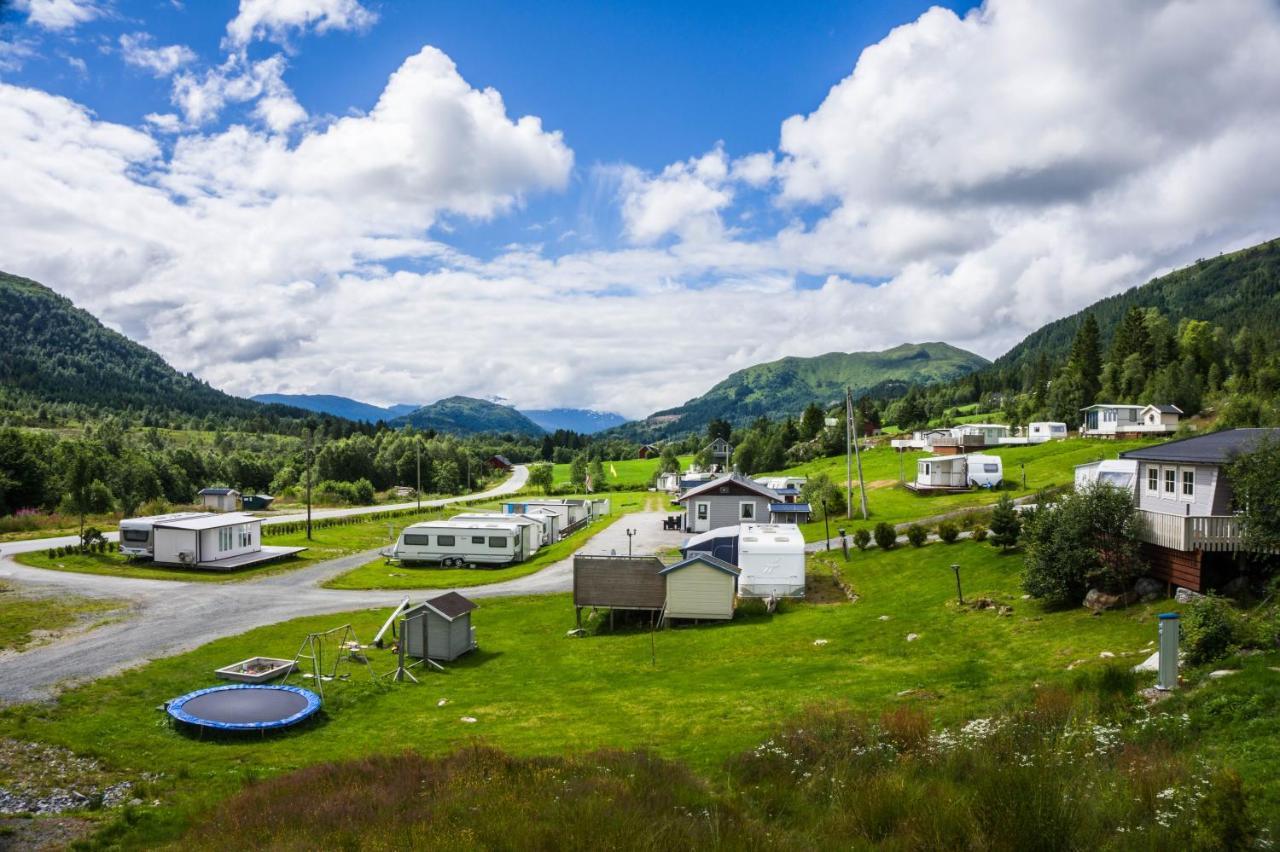 Smordal Hytteutleie Og Camping Hotel Nordfjordeid Ngoại thất bức ảnh
